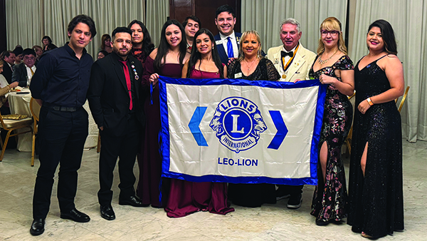 Die Mitglieder des Asunción Especializado en Finanzas Lion Clubs würdigen ihre Leo-Lion-Partnerschaft im Rahmen einer formellen Veranstaltung.