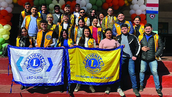 Asunción Especializado en Finanzas Lions zeigen ihre Clubflagge und die Leo-Lion-Flagge.