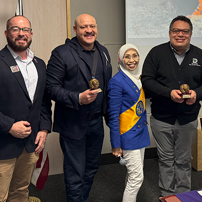 Mitglieder des Dallas Founder Lions Clubs versammeln sich bei einem Treffen, das Freundschaft und Community-Engagement hervorhebt.