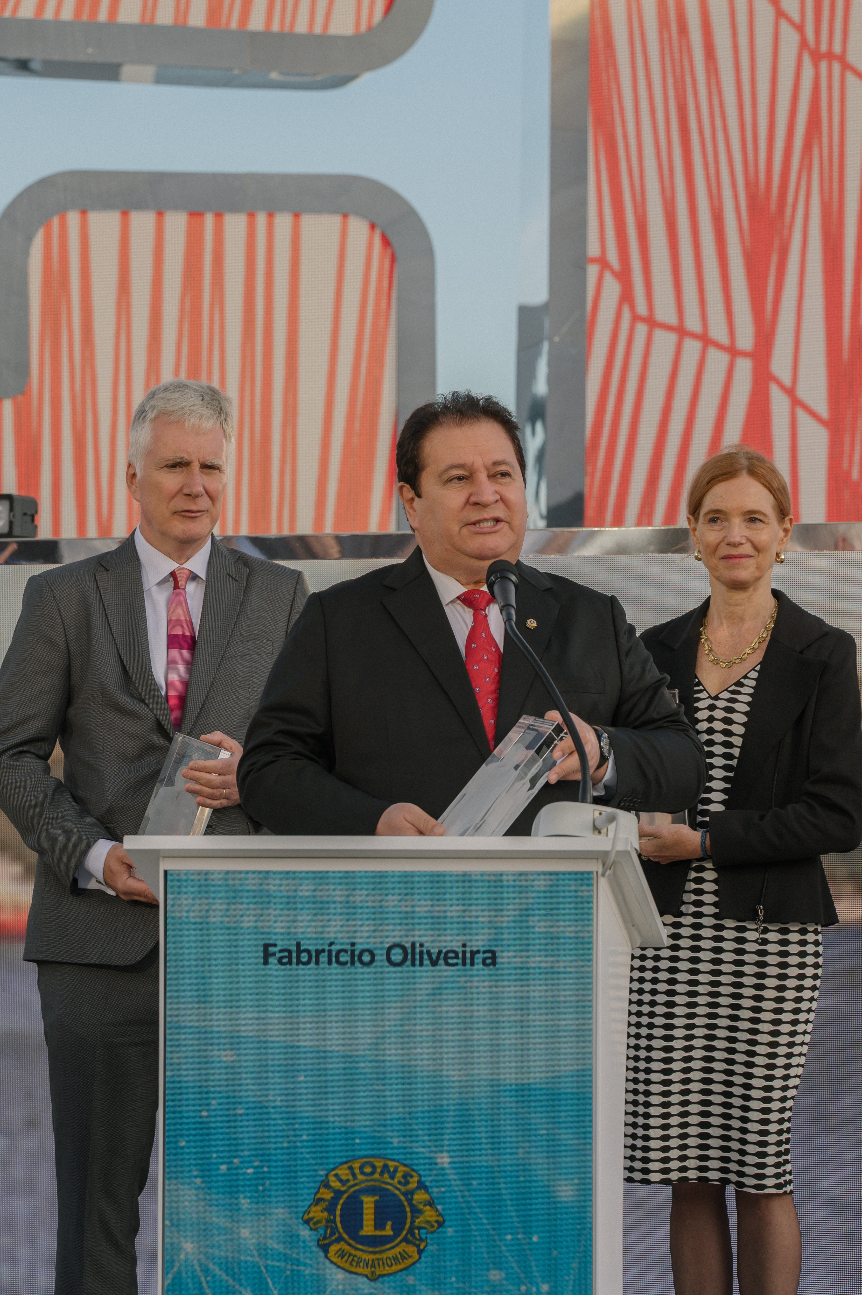 Der LCIF-Vorsitzende Fabrício Oliveira nahm die Auszeichnung in Lissabon, Portugal