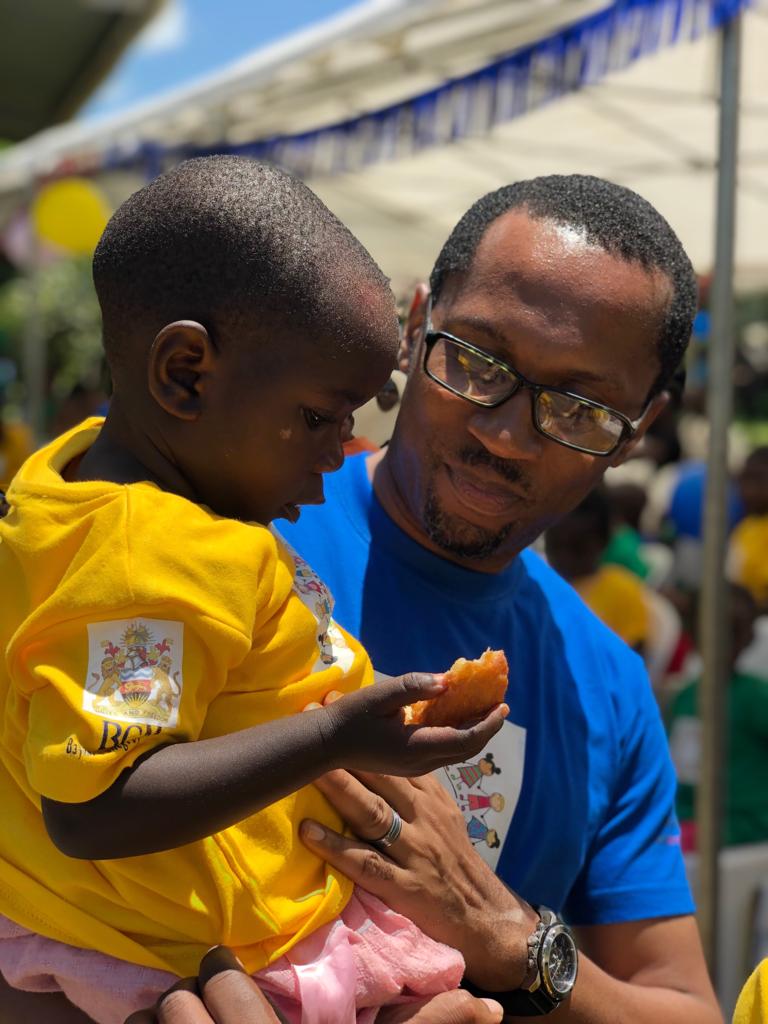 Dr. Nmazuo Ozuah tillsammans med en ung patient på internationella barncancerdagen.