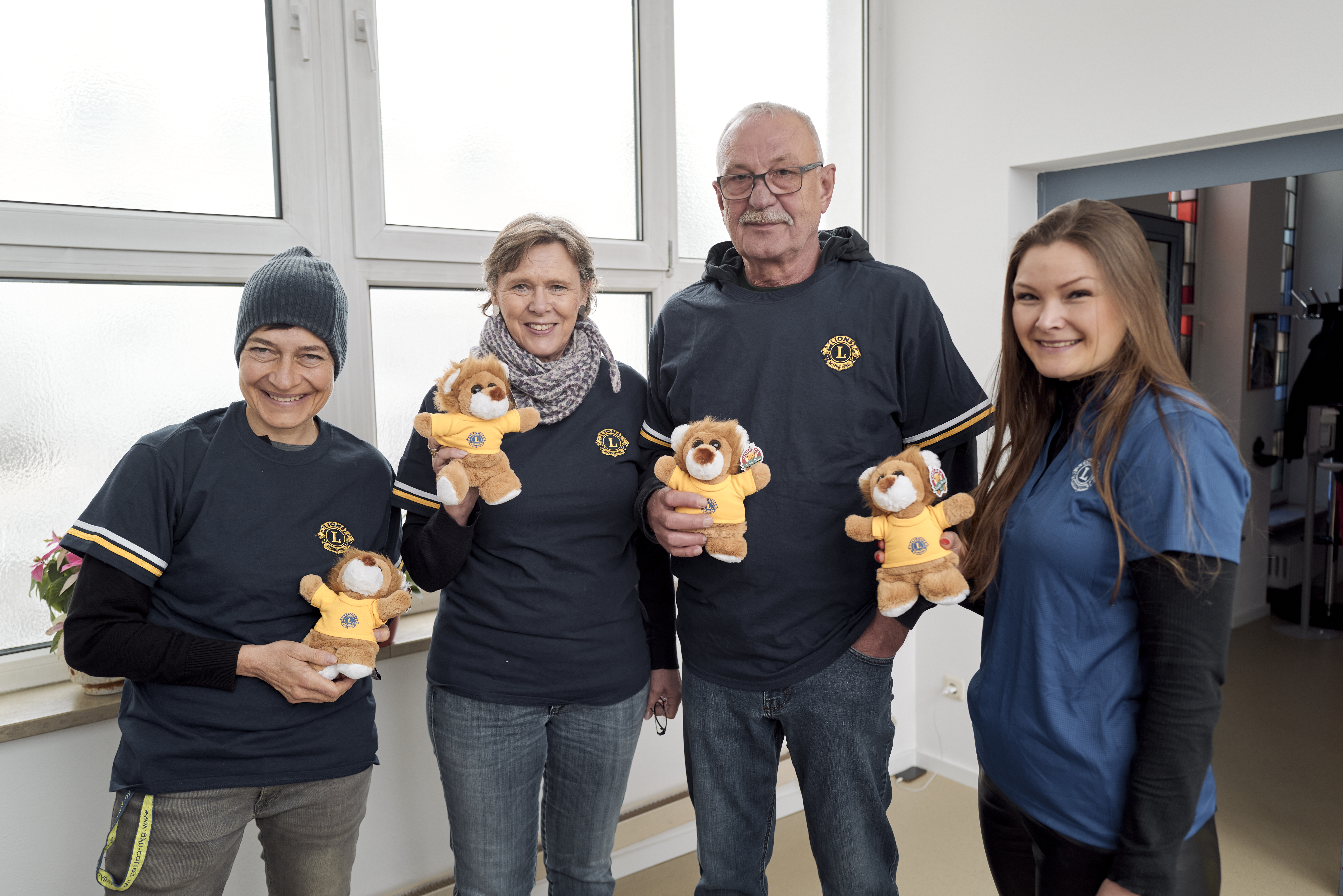 Les membres du Lions club aident les personnes dans le besoin