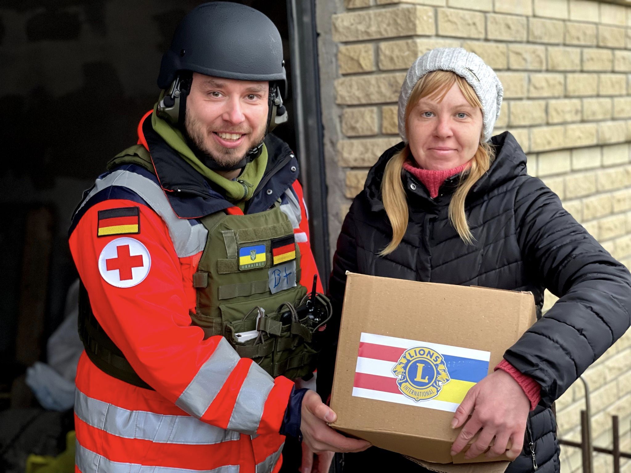 Les membres du Lions club aident les personnes dans le besoin