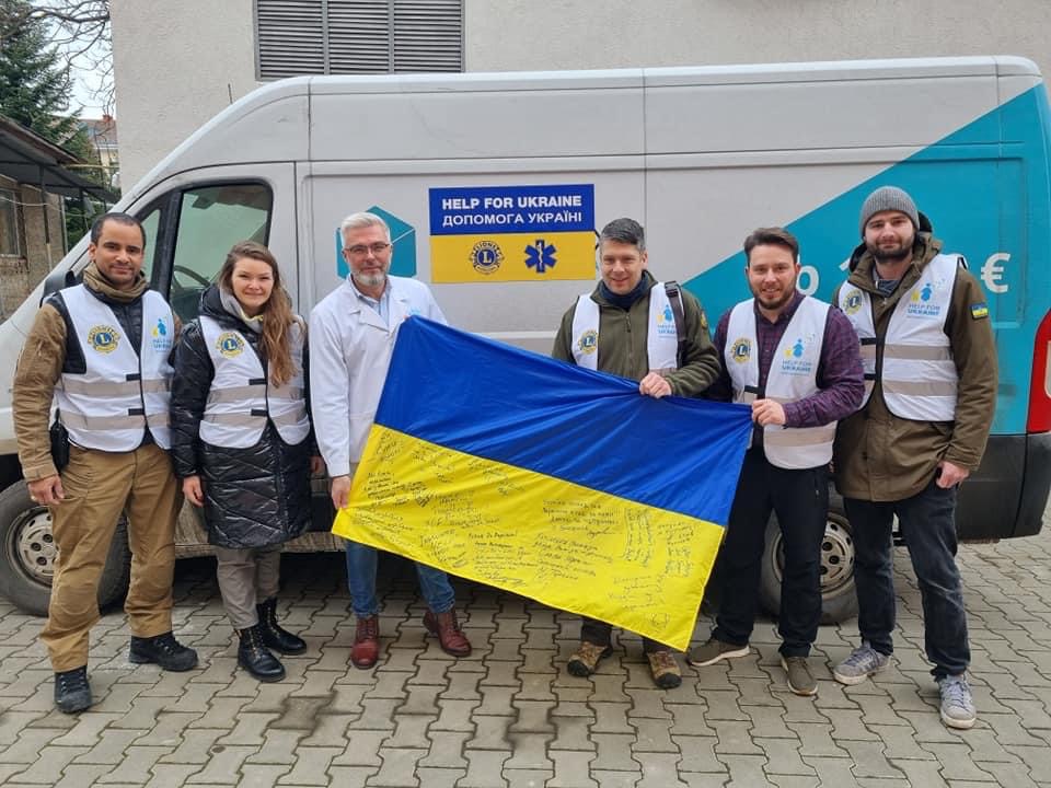 Les membres du Lions club aident les personnes dans le besoin