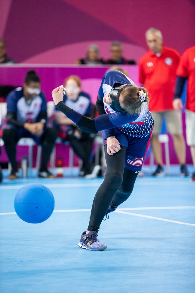 Goalball-idrottaren Amanda Dennis från USA kastar bollen mot motståndarnas mål.