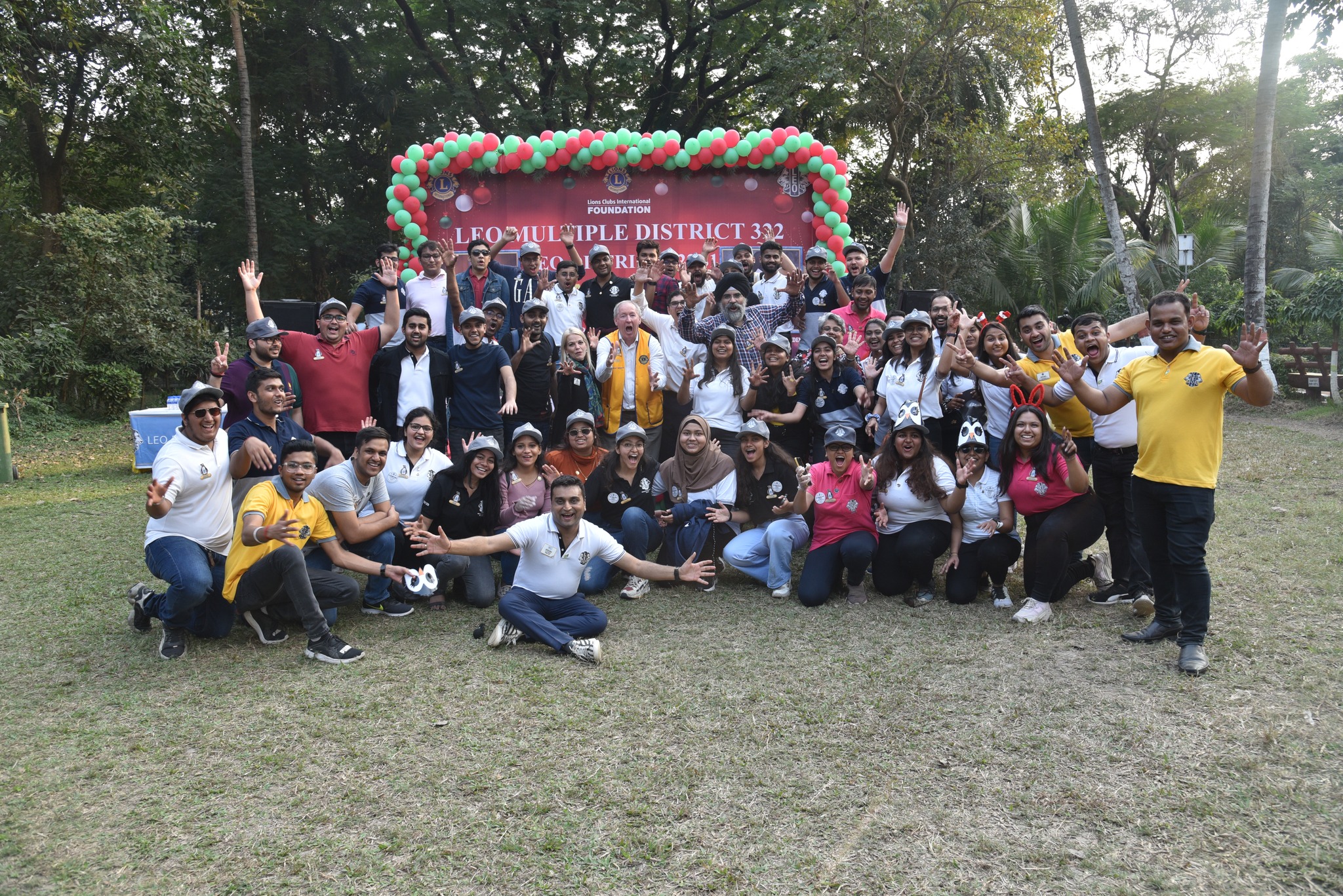 Leos distribuant des repas à des familles sous-alimentées au Lions Safari Park de Kolkata.