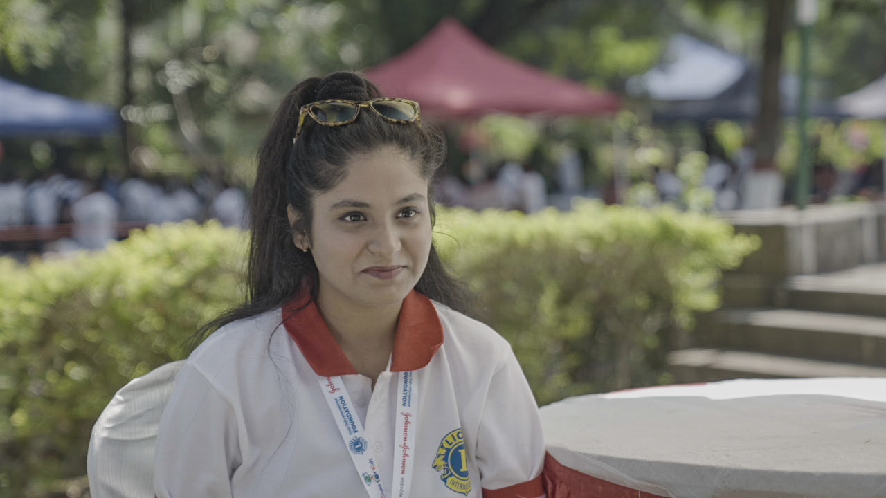 A Saadiya Khan participando de uma entrevista no evento do Visão para crianças em Calcutá na Índia.