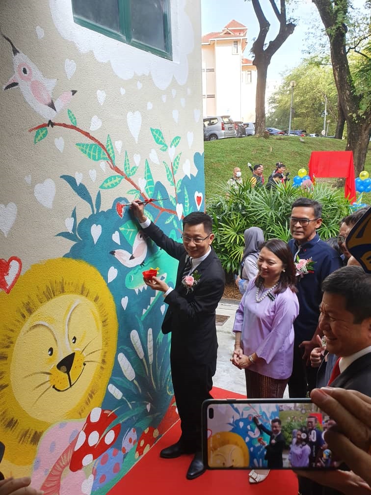 Distriktsguvernör Dato Javern Lim och biträdande minister för kvinnor, familj och samhälle öppnade Lions sagoland.