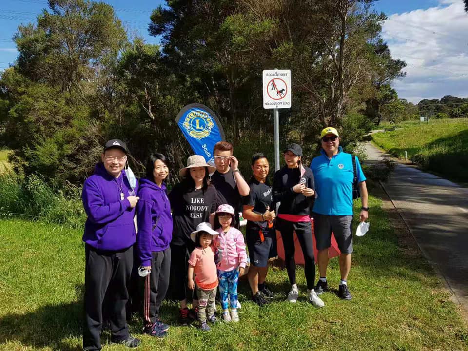 Medlemmar i Mitcham Inspirante Lions Club, distrikt 201-V5, Australien, poserar för bilder under ett av evenemangen.
