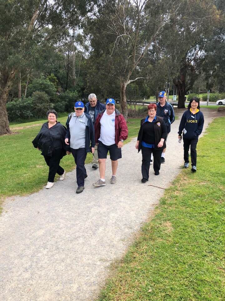 Distrito 201V5 Zona 7, socios de los clubes South Vermont y Box Hill caminando juntos. (EGD Pat Mills MD201 Coordinador de Programas sobre Diabetes y EDI Tony Benbow aparecen en la primera fila).