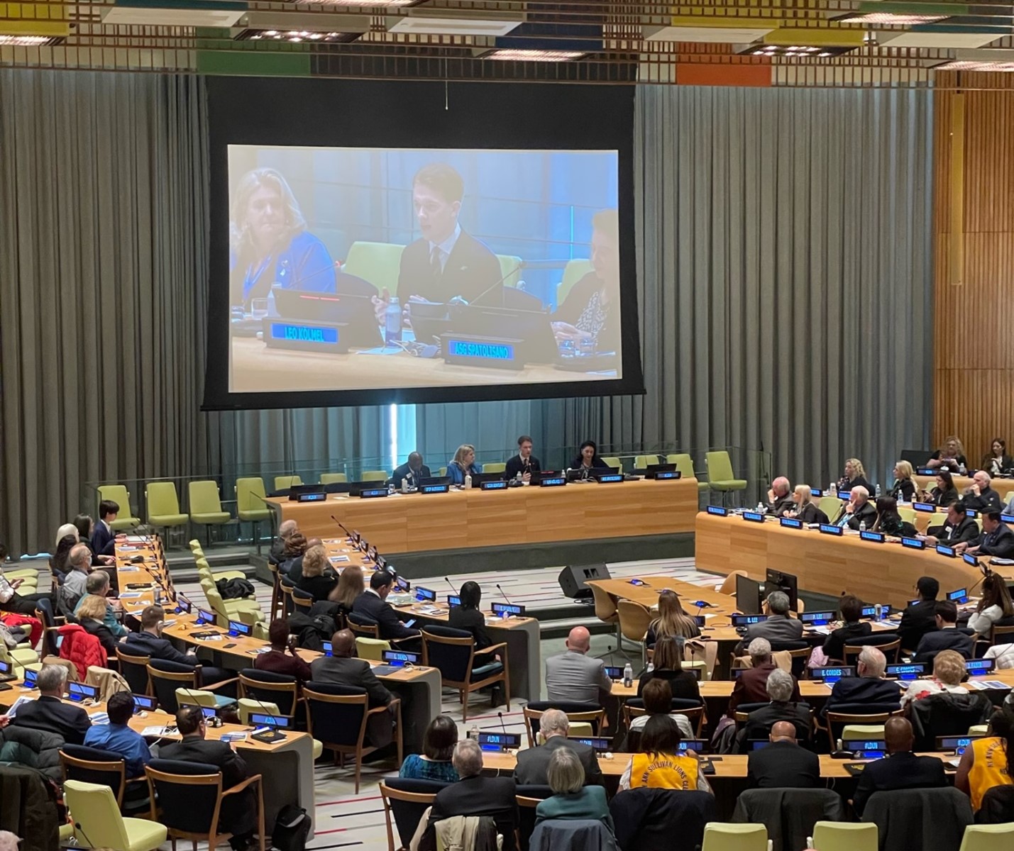 Leo Konstantin Kölmel, montré à l'écran, s'exprime lors d'une table ronde au LDUN New York, le 3 mars 2023.