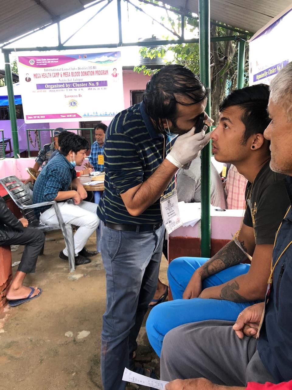 Lions Club Kathmandu Doctors Nepal i samarbete med en specialklubb för banktjänstemän genomför ett stort hälsovårdsläger och bloddonationer för fångar vid fängelset i Nakkhu.